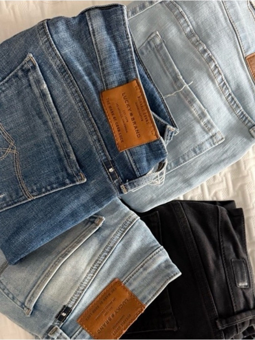 Women’s Clothing Lot 4 Jeans, 1 skirt, 1 sweatshirt size 0-4 and XS